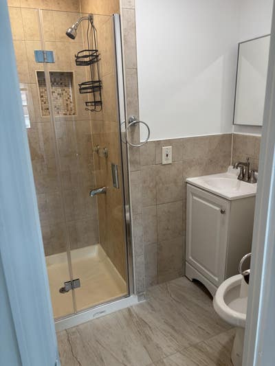 Rooms on quiet block Main Photo