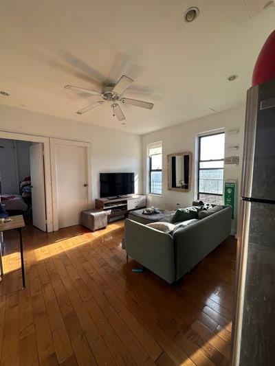 Sunny Bedroom in the heart of Williamsburg Main Photo