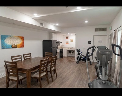 Looking for room mates  Main Photo