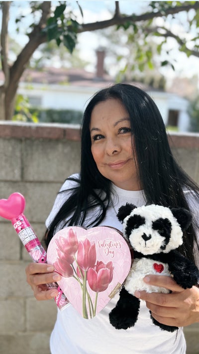 Woman looking for a room in Santa Clarita Main Photo