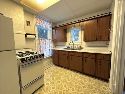 Well-maintained upstairs apartment Main Photo