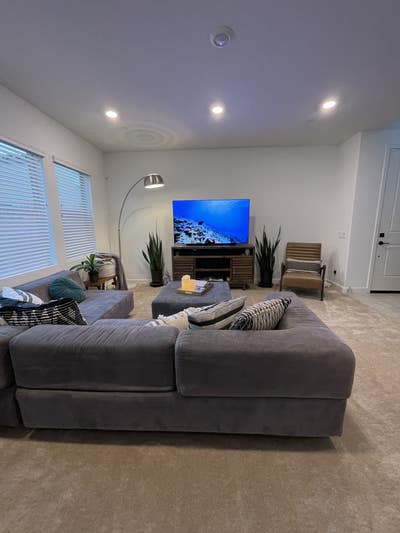 Sunny Room in Modern Clean Home Main Photo