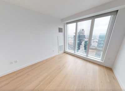 Room Available in LIC Luxury Apartment in 3BR/2BA  Main Photo