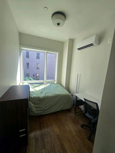 Large Sunlit Bedroom - Williamsburg Main Photo