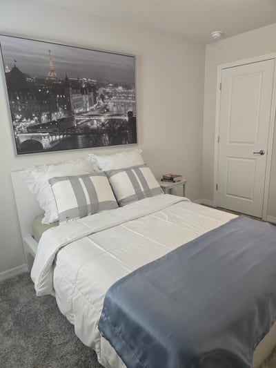 Private New Room with En-Suite in Quiet Townhouse Main Photo