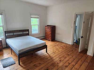 Private room with shared bathroom Main Photo