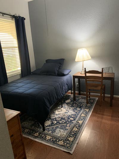 Room for rent with shared bathroom in private comm Main Photo