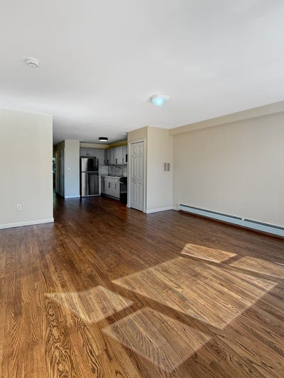 Queen size bedroom w/ private bath~shared office Main Photo