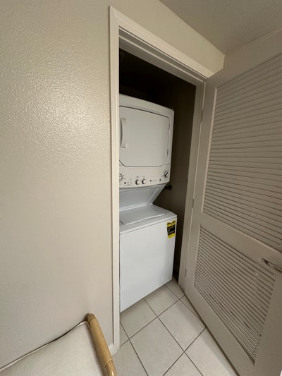 Looking for a Roommate in Woodland Hills Main Photo