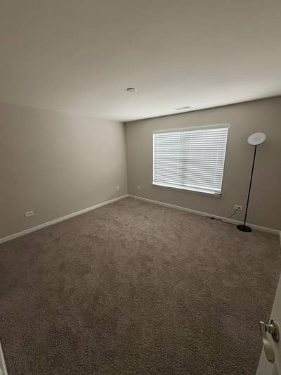 Living room space available for rent Main Photo