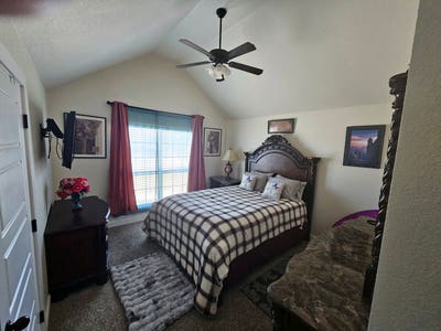 Comfortable Room for Rent in Peaceful Home Main Photo