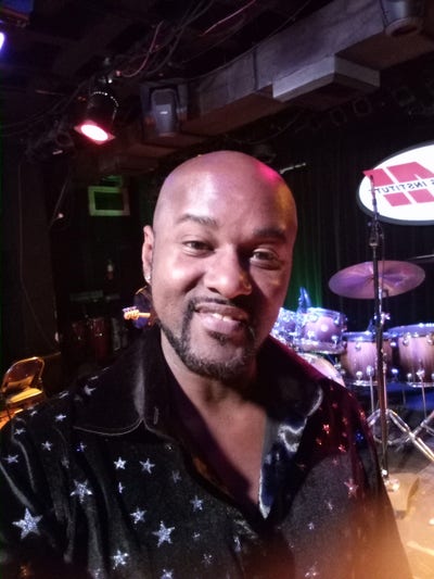 Employed student looking for a room in Orange Main Photo