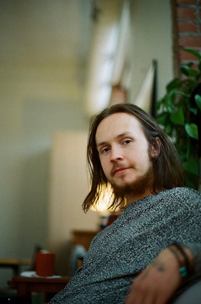 Late 20s artist seeking peaceful living space Main Photo