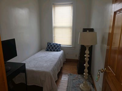 Private room with closet and private entrance Main Photo