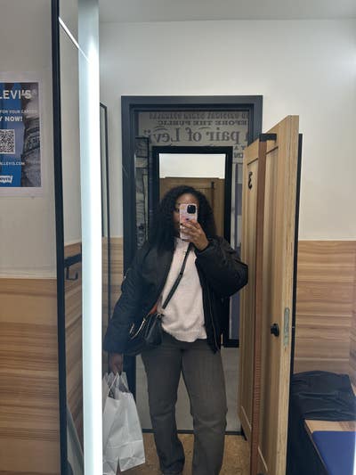 Female student looking for room in Los Angeles Main Photo