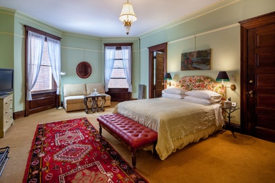 Furn-Lg Bd w/Prv bath in Manhattan  .       Main Photo