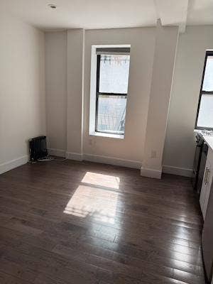 Big and Bright 3 bed/1 bath in West Harlem!  Main Photo