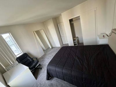 Room with its own bathroom available near Grove Main Photo