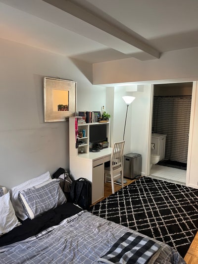 1 Room with Ensuite & Entrance Main Photo