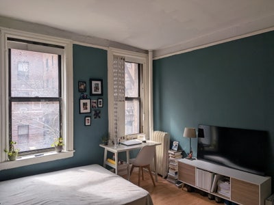 Sunny Private Bedroom in Washington Heights Main Photo