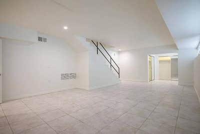 Private room with own bathroom Main Photo