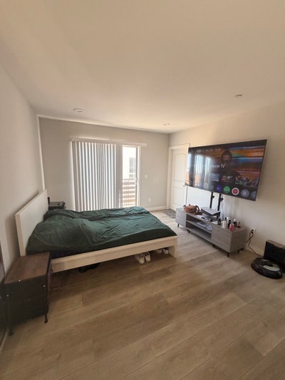 Room+bath in Ktown Main Photo