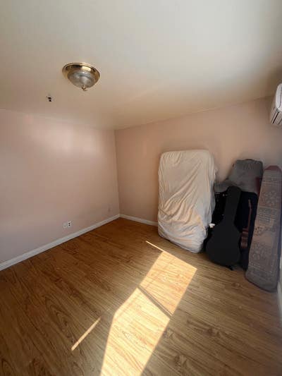 1 cozy unfurnished bedroom shared bath Main Photo