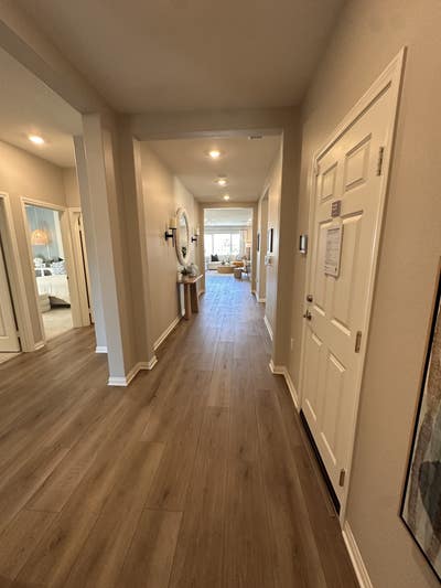 Large bedroom with shared restroom  Main Photo