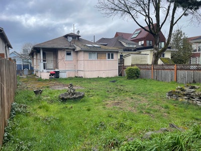 Basic Room in Central District Main Photo