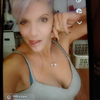 43 years old female looking for a roommate and roo Main Photo