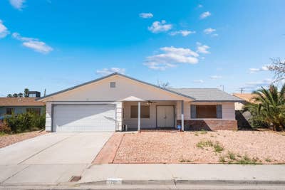 Live in Charleston Preservation, a 5 minute walk t Main Photo