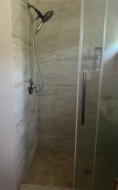 Good size room in a large house  Main Photo