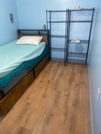 Small room Main Photo