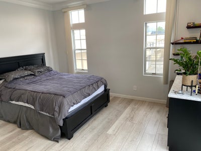 Large room with walk in closet and private bathroo Main Photo