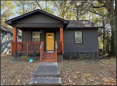 Charming Historic Bungalow Next to Train Station Main Photo