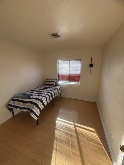 Spacious Room for Rent – Move-In Ready Main Photo