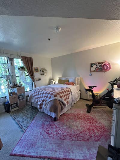 FEMALE Roomie for 2B2B Apartment in Studio City Main Photo