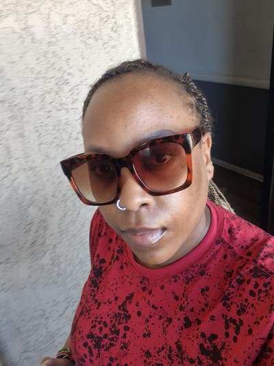 33 year old woman looking for a room in Orange Main Photo