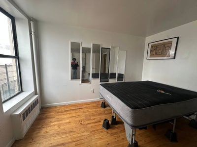 Large room for rent in sunny Harlem Main Photo