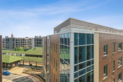 Luxury 3 bed, 2 bath penthouse with a private roof Main Photo