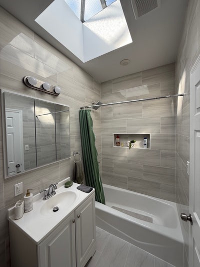 1 bedroom in a 3 Bedroom apartment  Main Photo