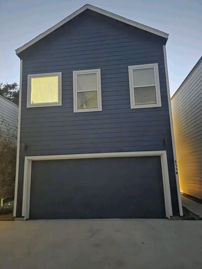 Looking to rent room  Main Photo