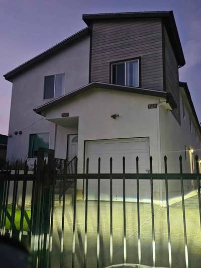 Room for rent inside of house  Main Photo