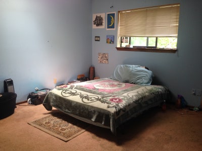Large upstairs bedroom $550 bills included  Main Photo