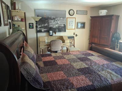 Large Furnished Master Suite in nice, quiet home Main Photo