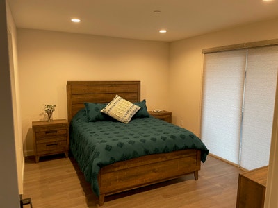 Large Private Room w/Full Bath & Walk-in Closet Main Photo