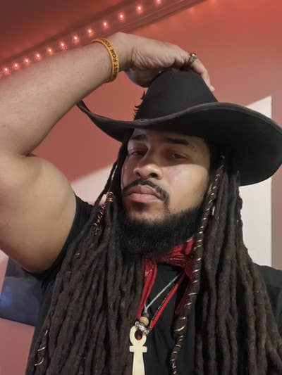 Professional Male seeks a small or large room Main Photo