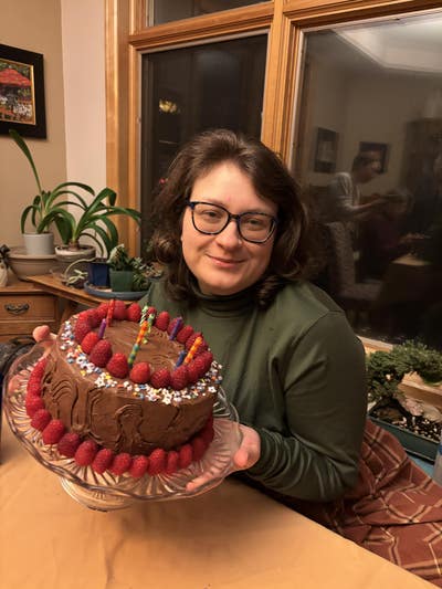 Looking for apartment/roomies Main Photo