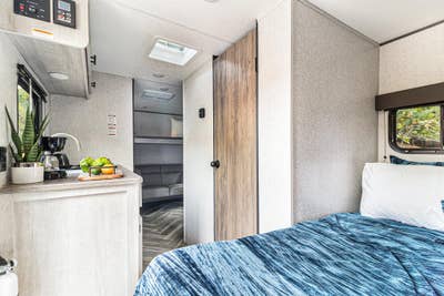 ⭐ NEW Listing ⭐ Live ALONE! Smart TV, highspeed wi Main Photo