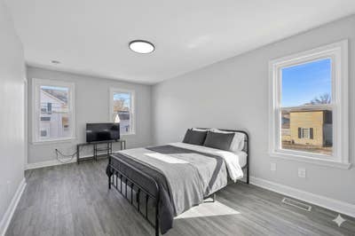 Fully Renovated Close to waterfront parks and fish Main Photo